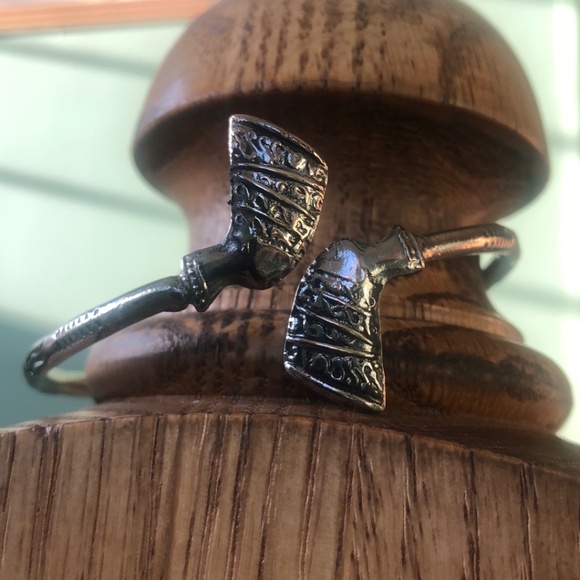 Egyptian Queen Nefertiti Silver Toned Cuffed Bracelet - Picture 3 of 5